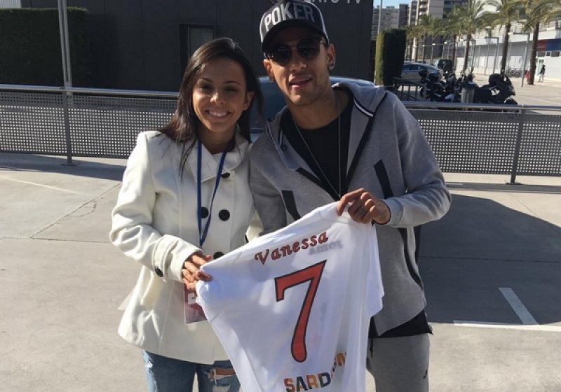 Jogadora de futsal Patense, Vanessa Pereira, é elogiada por Neymar durante suas férias em Barcelona