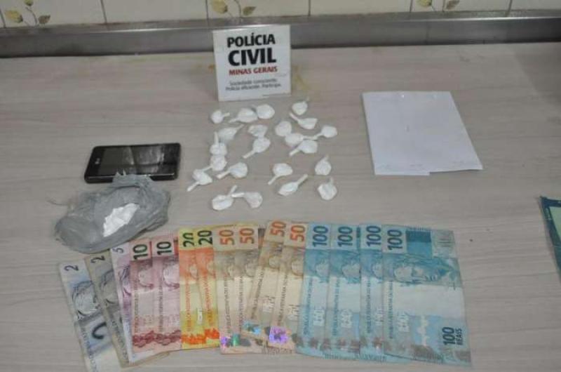 Polícia Civil prende homem com vários papelotes de cocaína.