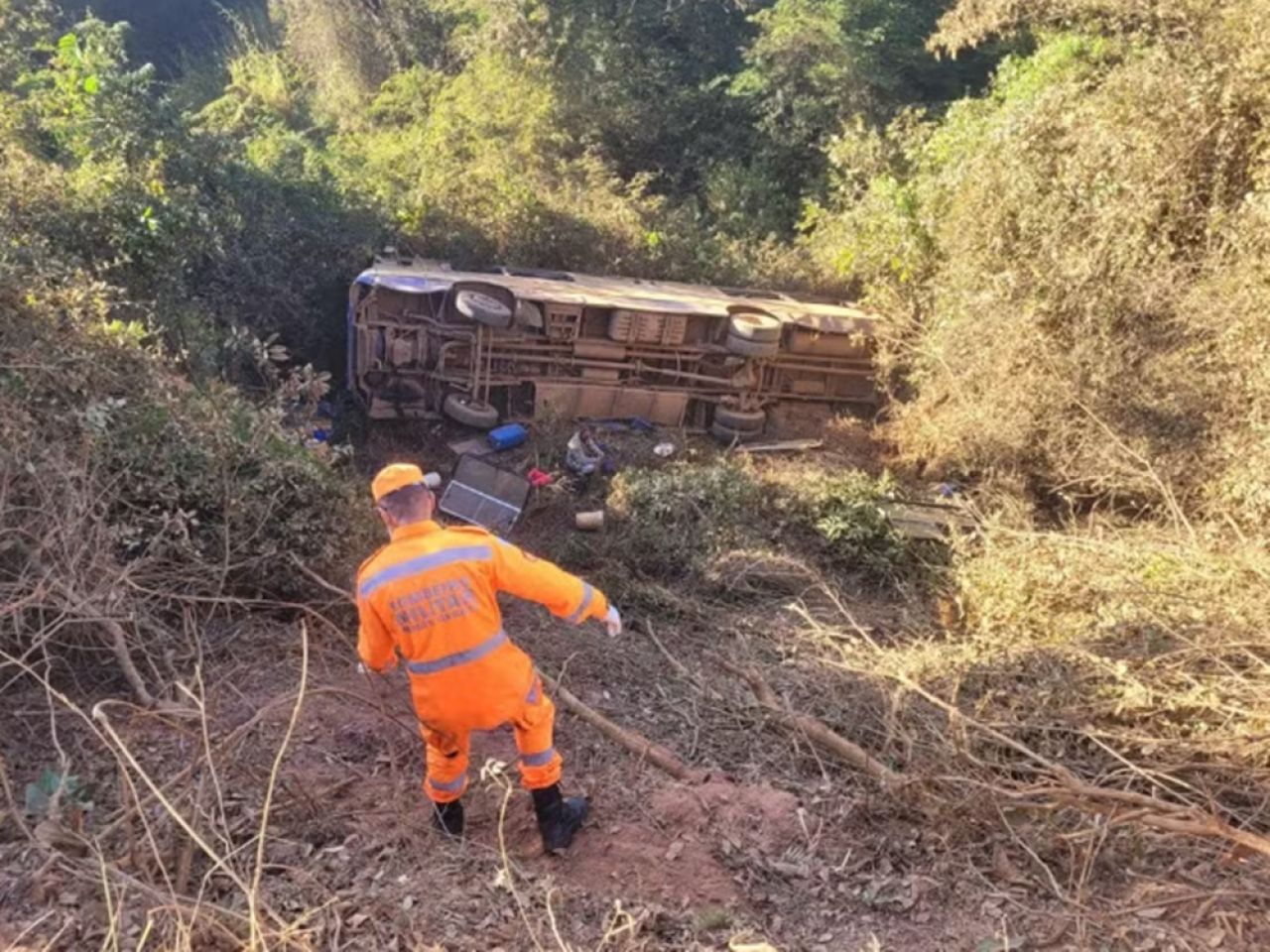 Trabalhador rural morre após ônibus cair em ribanceira na BR-262; outras 5 pessoas ficaram feridas