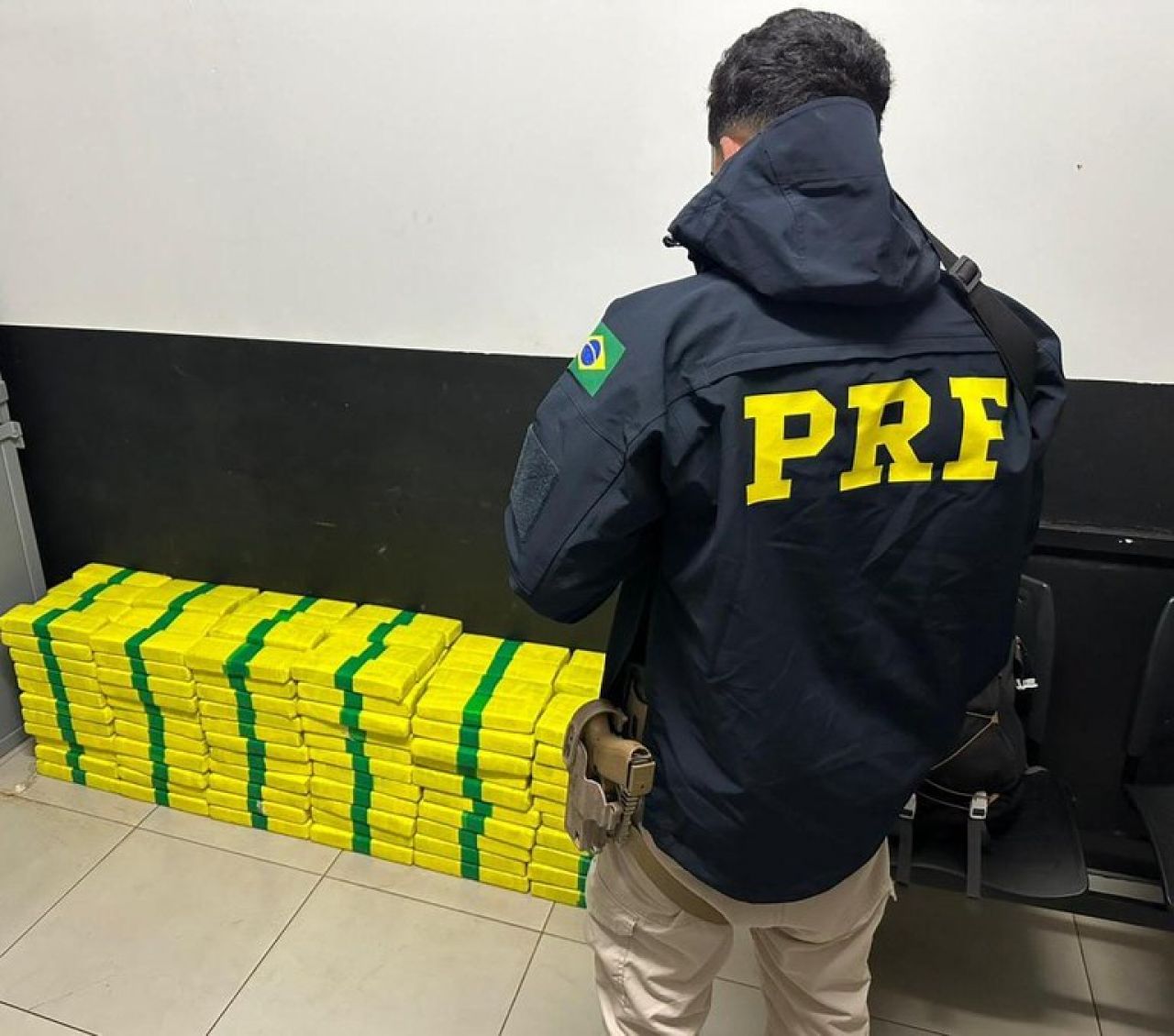 PRF prende motorista e apreende cerca de 256 quilos de maconha em João Pinheiro