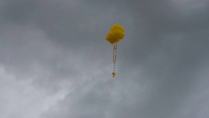 Devota de Lagoa Formosa solta balões em comemoração aos Santos Reis