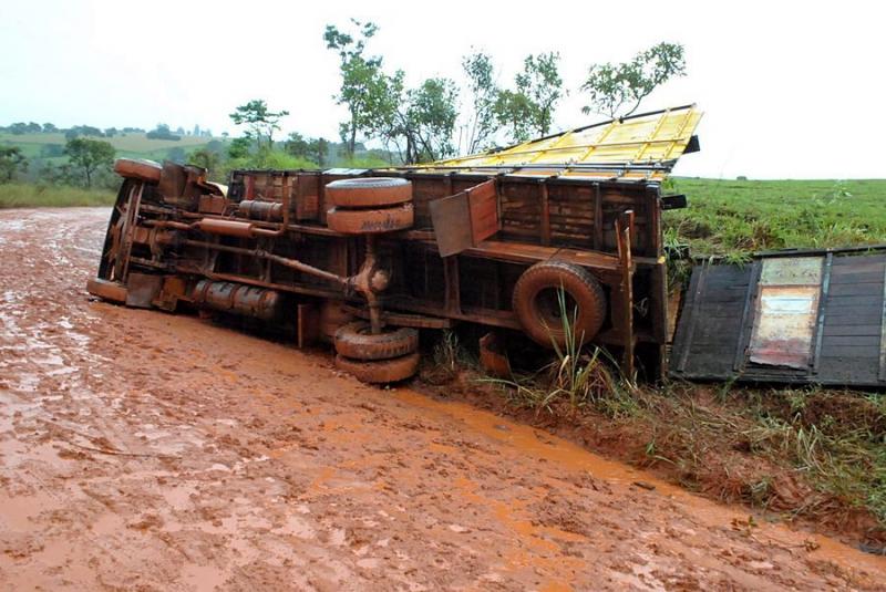 Chuva que caiu deixou estrada ruim e caminhão com gado tomba 