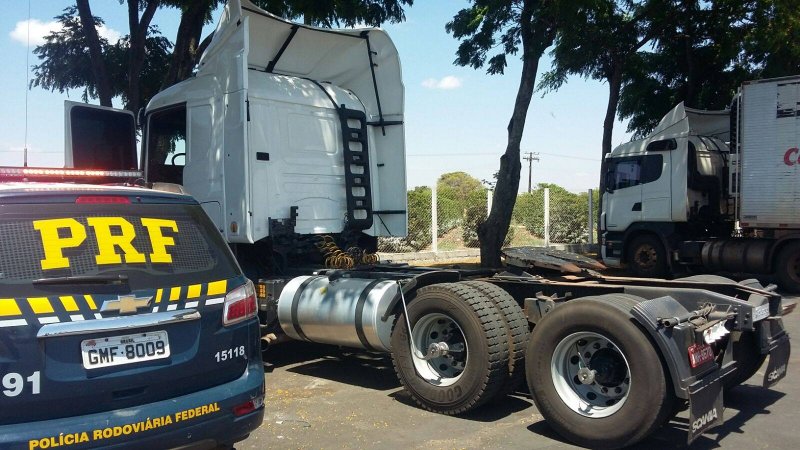 PRF recupera caminhão roubado em posto de combustíveis