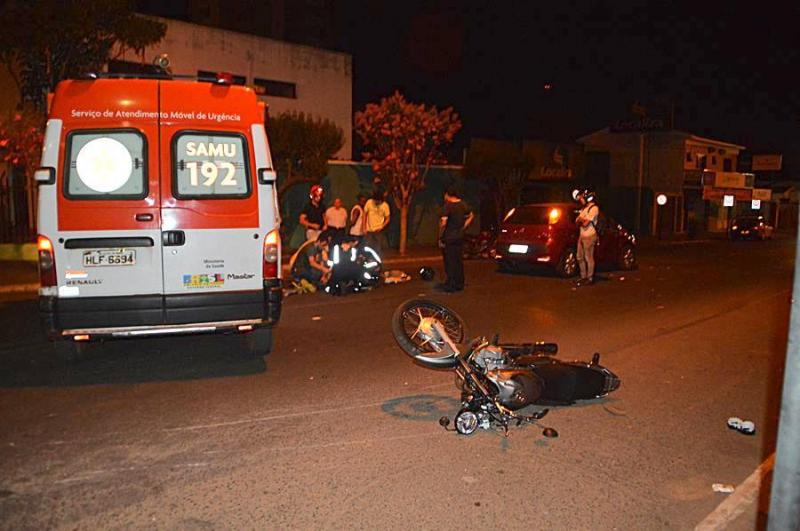 Rapaz fica ferido após avançar parada e bater em carro no centro de Patos de Minas