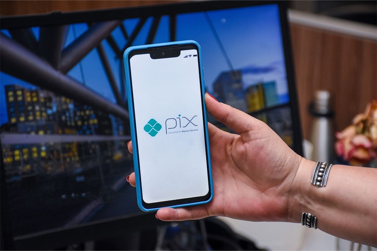 Motorista é condenada a devolver R$ 88 mil após manipular celular de idosa de 79 anos