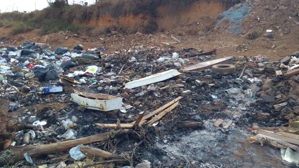 Lixo do cemitério municipal contendo caixões é descartado na saída para São Barto