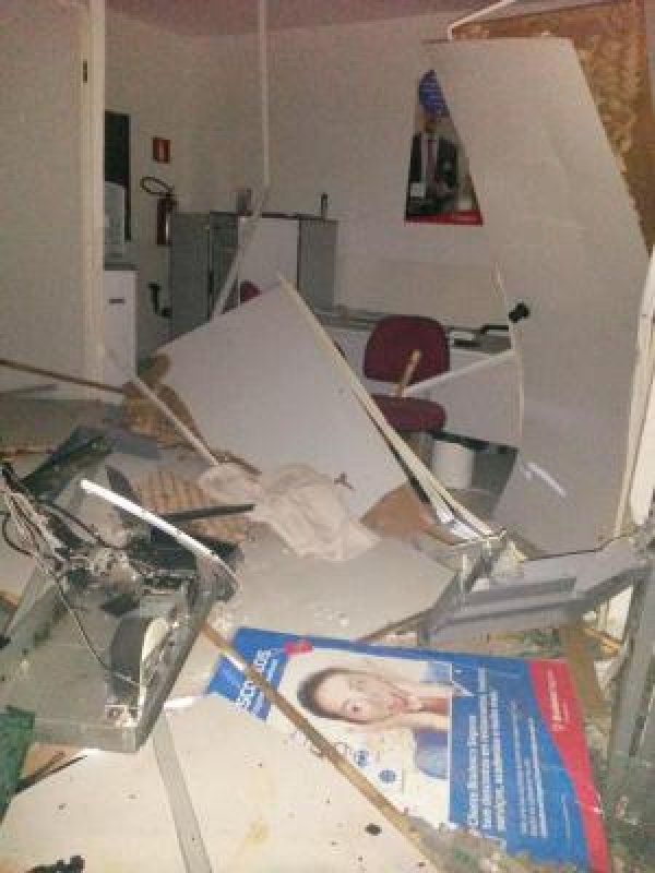 Bandidos explodem terminais eletrônicos da Caixa Econômica Federal e Bradesco em Santa Rosa