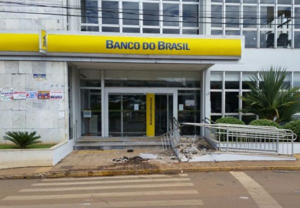 Jovem perde o controle de veículo e acerta em cheio entrada do Banco do Brasil de São Gotardo