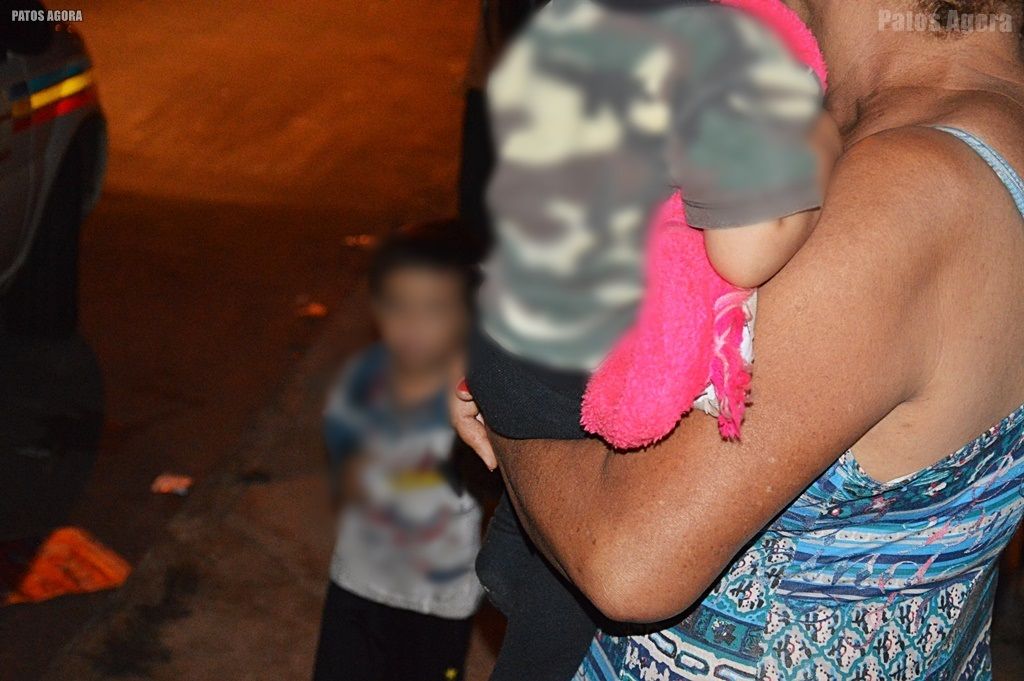 Em busca da mãe menino de 3 anos vai para rua com irmã de 1 ano e 4 meses 