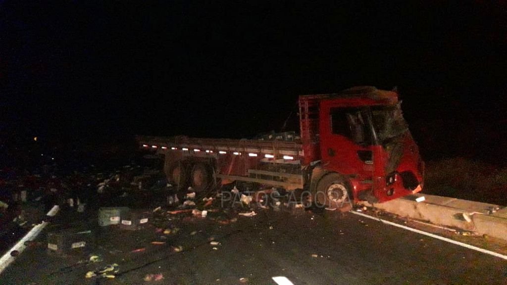 Caminhão perde freio e tomba na BR-146 próximo do distrito da Catiara