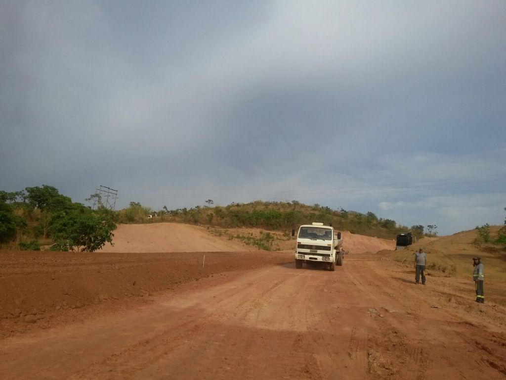 Obras para o asfaltamento de estrada da Serrinha continuam
