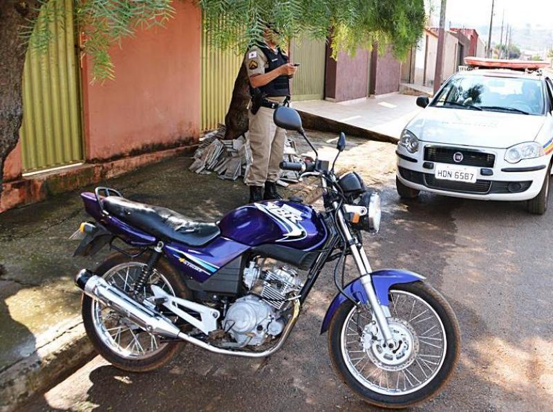 Denuncia anônima leva policia até motocicleta furtada 